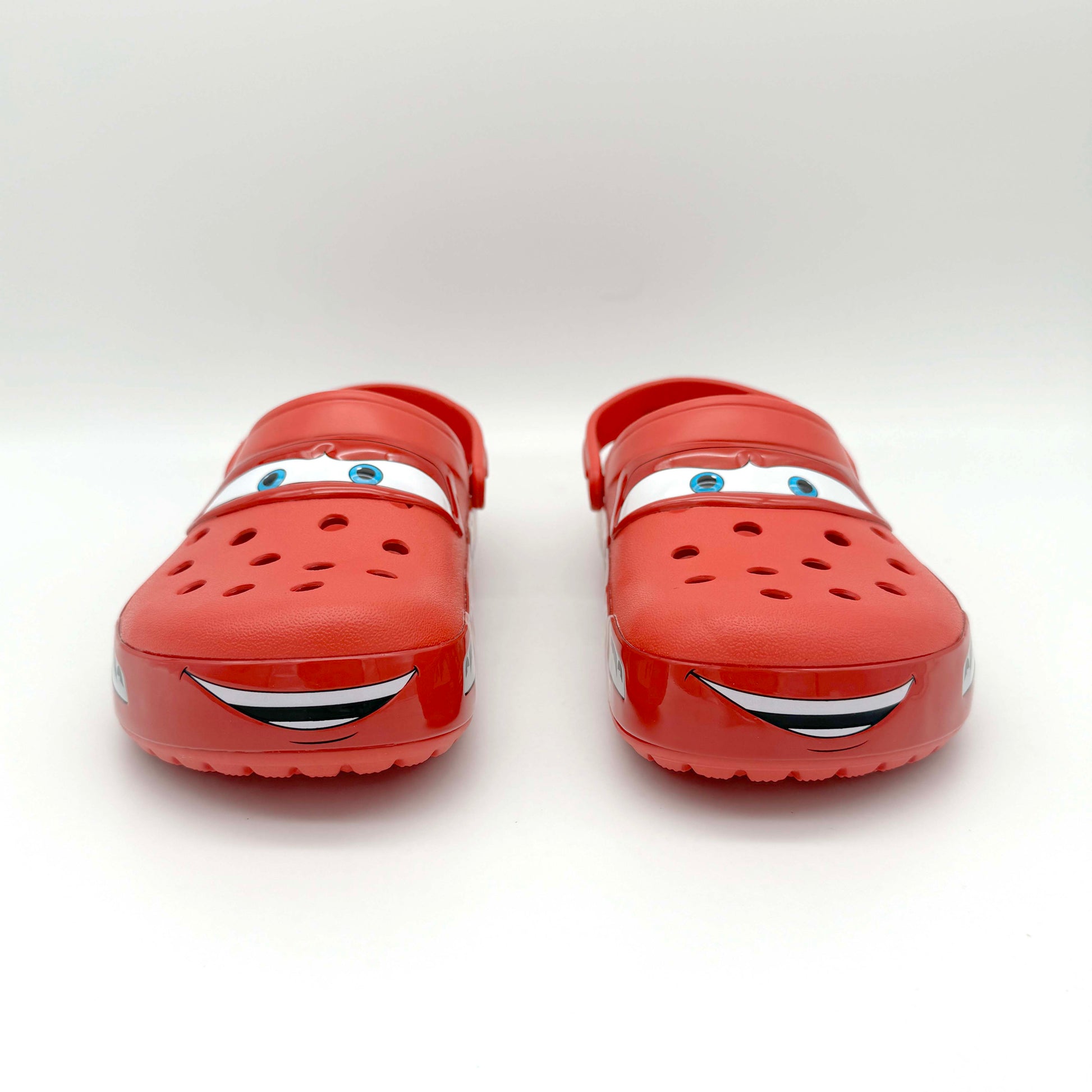 Crocs Classic Clog Lightning McQueen – Frontalansicht | MW Sneakergoods