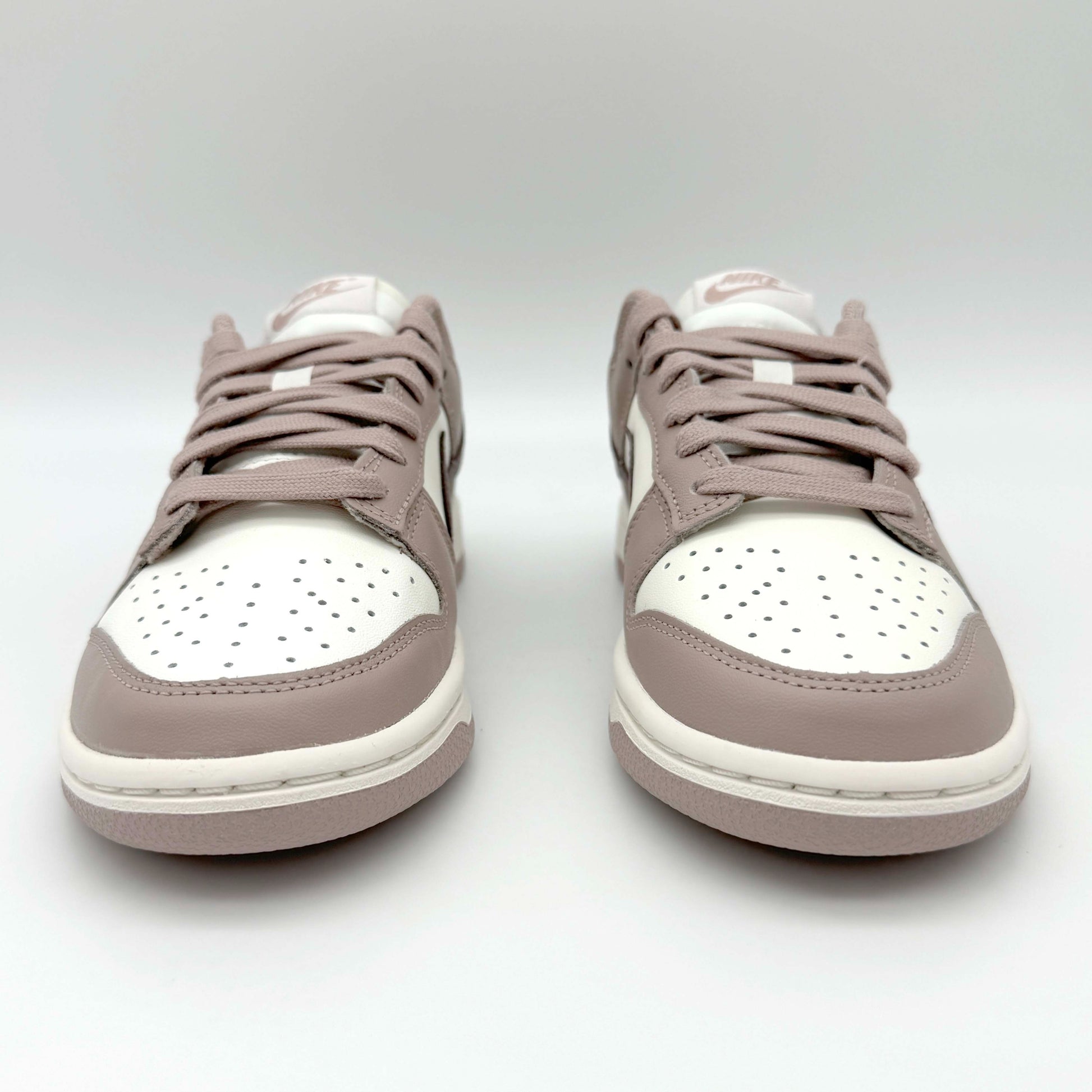 Der Nike Dunk Low "Sail Plum Eclipse" Sneaker ist eine Hommage an zeitlose Eleganz und urbanen Streetstyle. Mit seinem minimalistischen Design und hochwertigen Materialien setzt dieser Sneaker ein markantes Fashion-Statement.