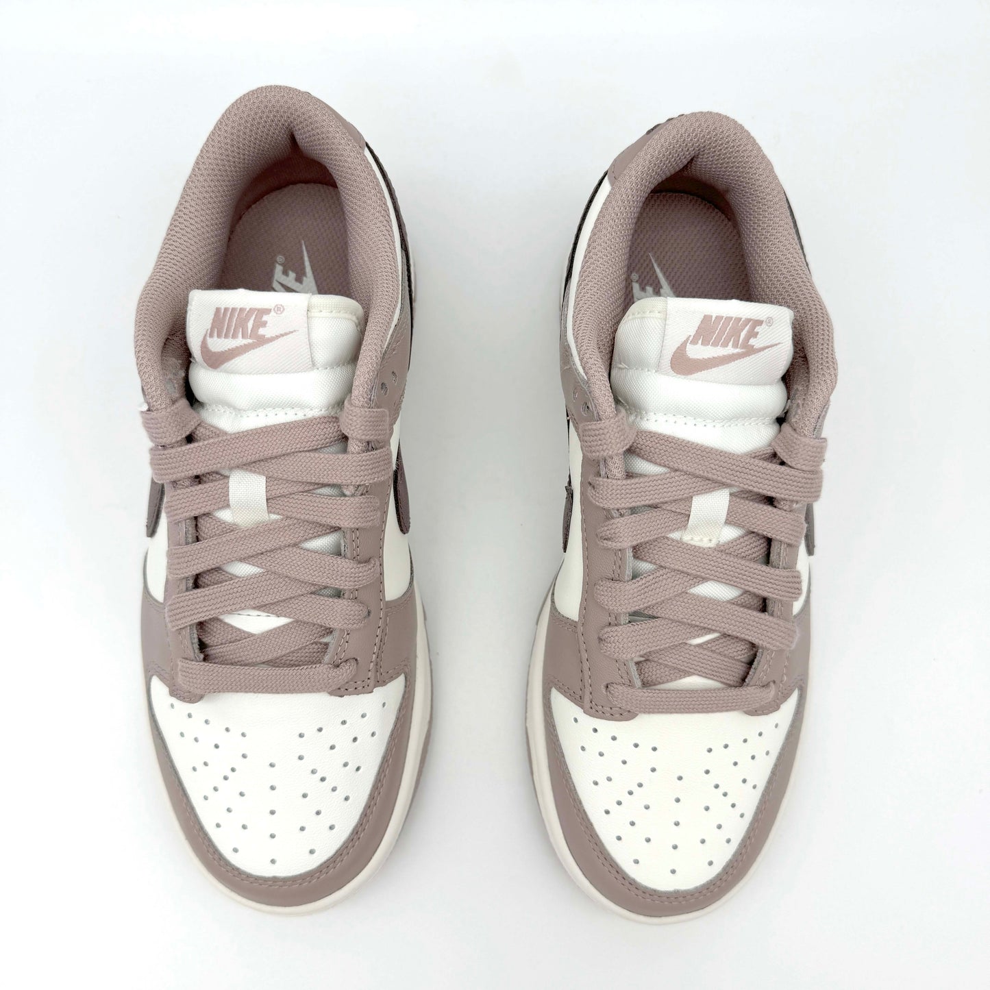 Der Nike Dunk Low "Sail Plum Eclipse" Sneaker ist eine Hommage an zeitlose Eleganz und urbanen Streetstyle. Mit seinem minimalistischen Design und hochwertigen Materialien setzt dieser Sneaker ein markantes Fashion-Statement.