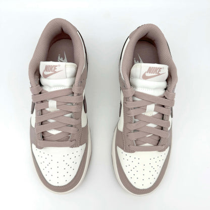 Der Nike Dunk Low "Sail Plum Eclipse" Sneaker ist eine Hommage an zeitlose Eleganz und urbanen Streetstyle. Mit seinem minimalistischen Design und hochwertigen Materialien setzt dieser Sneaker ein markantes Fashion-Statement.
