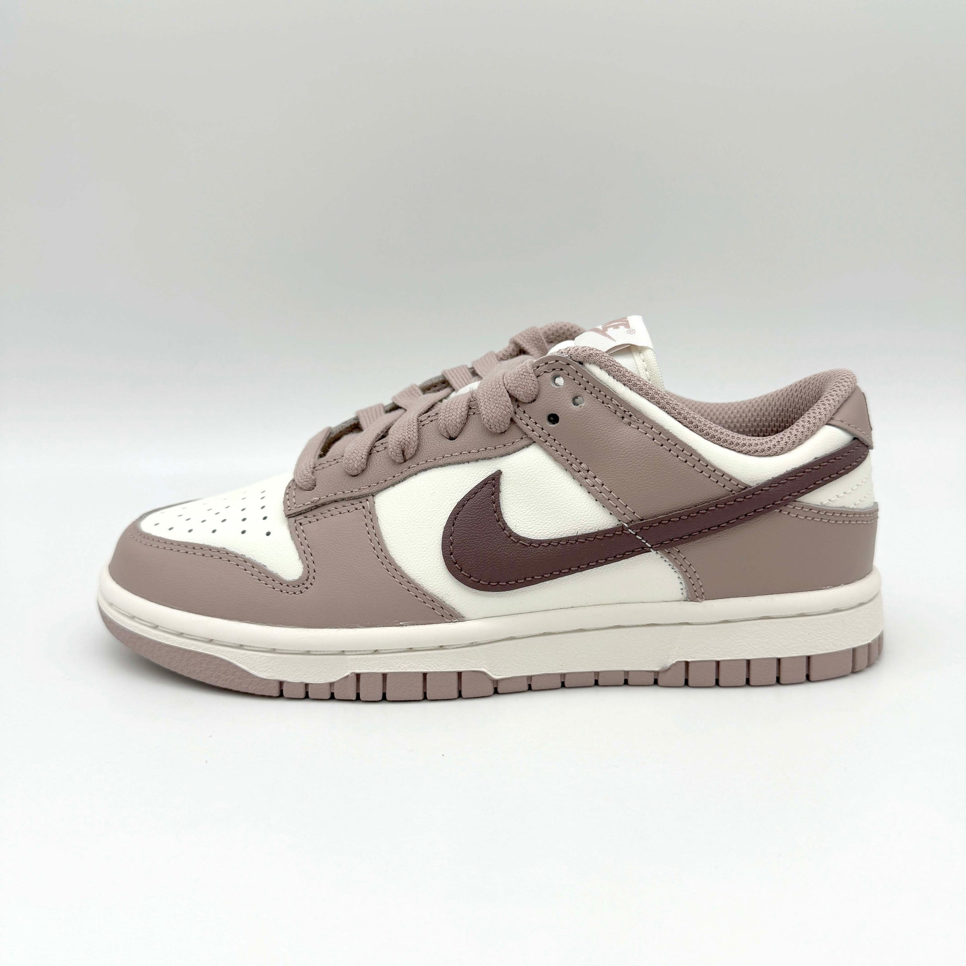 Der Nike Dunk Low "Sail Plum Eclipse" Sneaker ist eine Hommage an zeitlose Eleganz und urbanen Streetstyle. Mit seinem minimalistischen Design und hochwertigen Materialien setzt dieser Sneaker ein markantes Fashion-Statement.