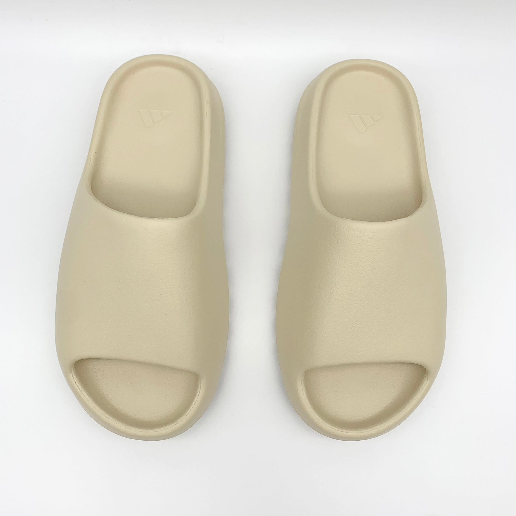 adidas Yeezy Slide Bone – Detailansicht | MW Sneakergoods