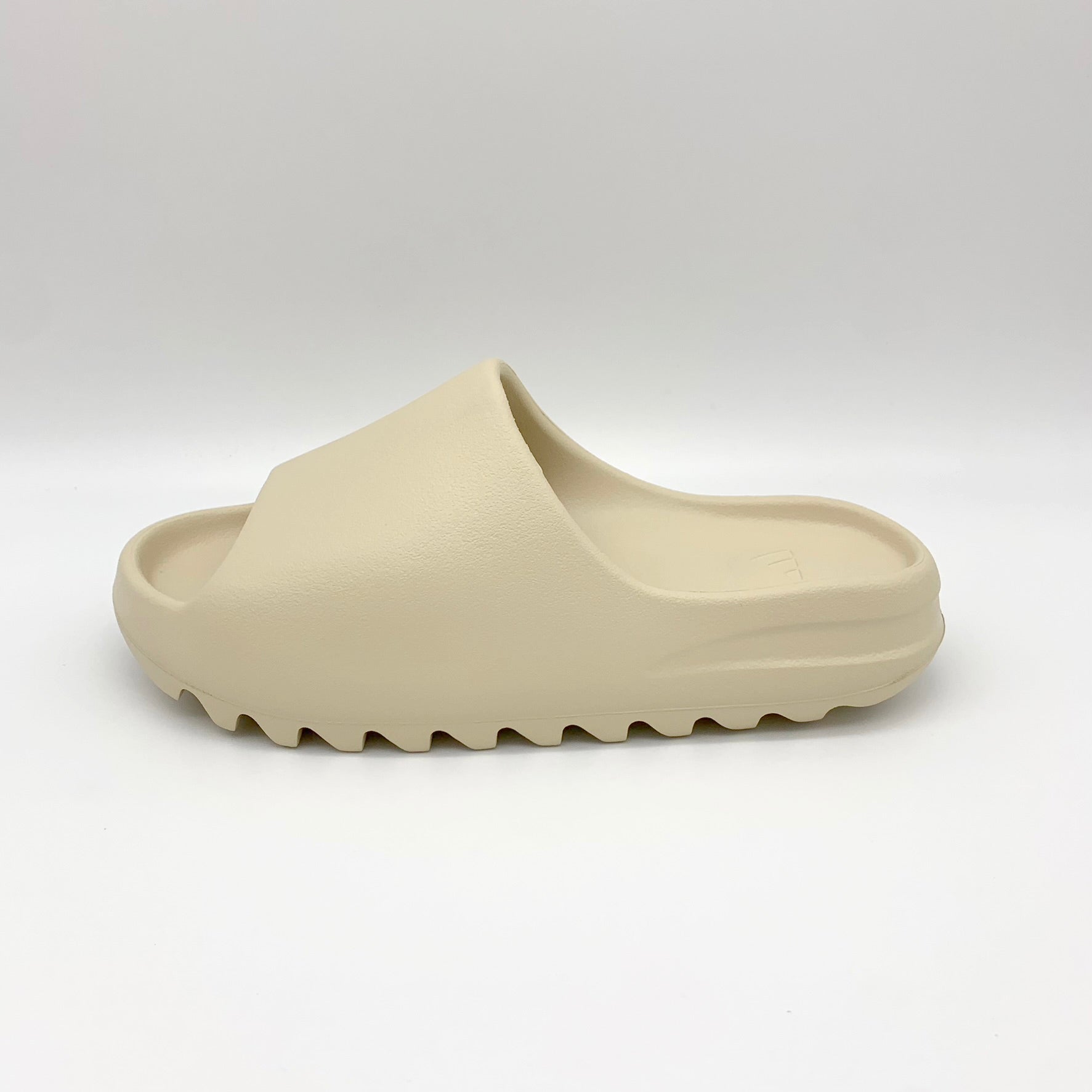 adidas Yeezy Slide Bone – Frontalansicht | MW Sneakergoods