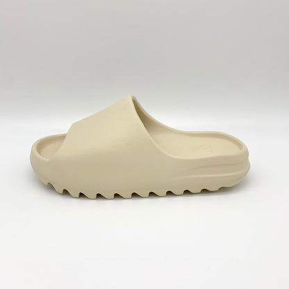 adidas Yeezy Slide Bone – Frontalansicht | MW Sneakergoods