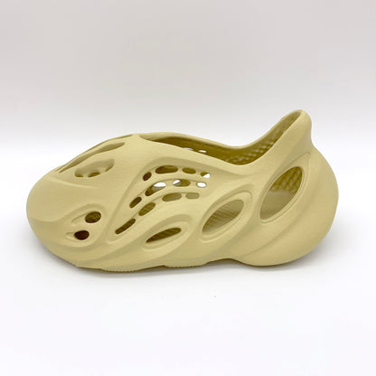 adidas Yeezy Foam RNNR Sulfur – Frontalansicht | MW Sneakergoods