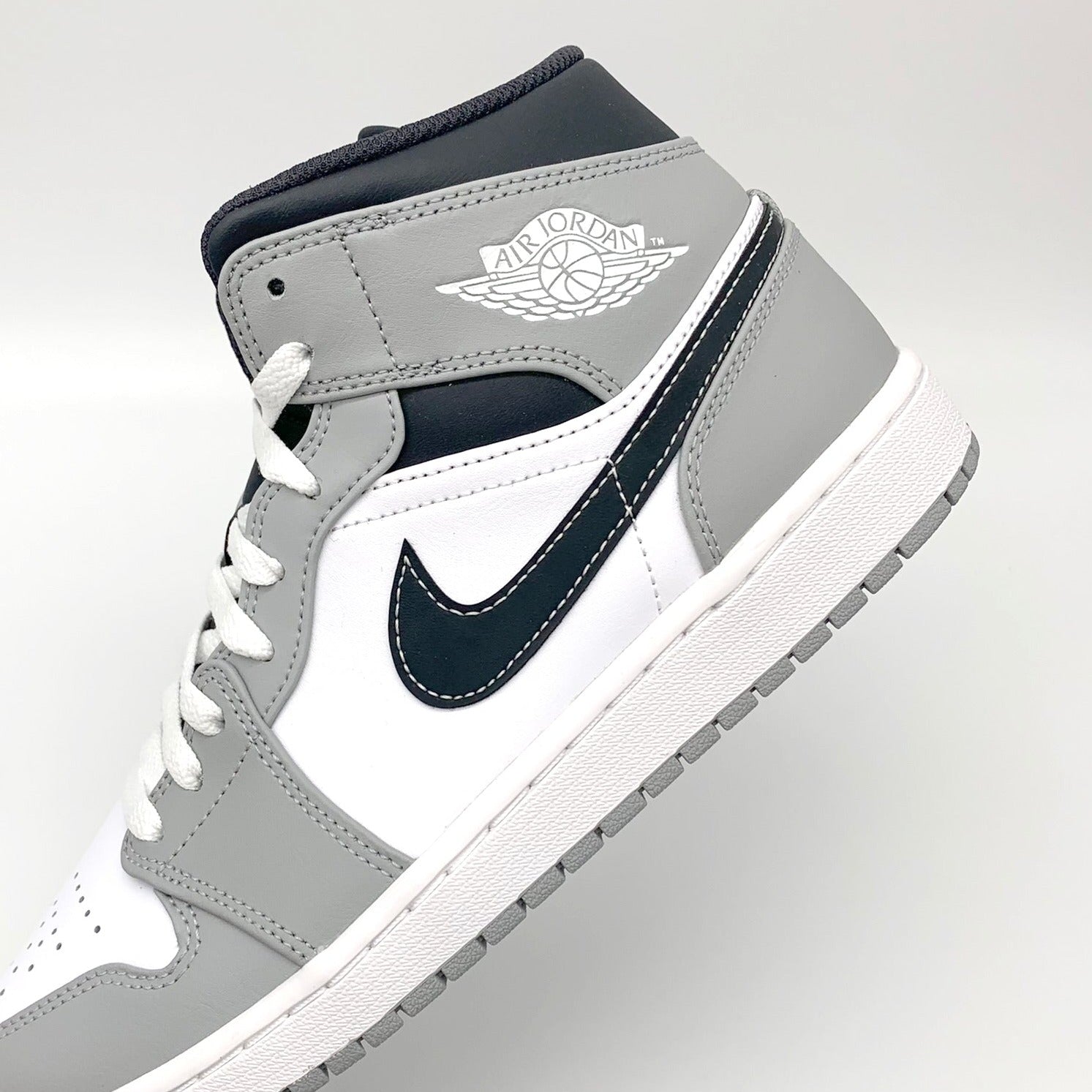 Jordan 1 Mid Light Smoke Grey Anthracite – Seitenansicht | MW Sneakergoods