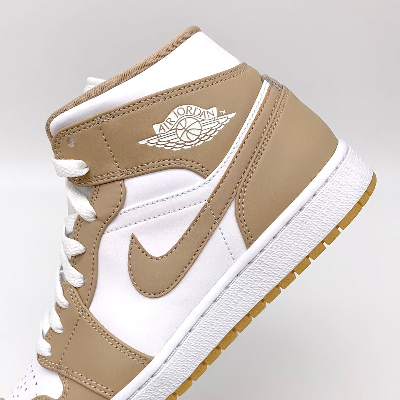 Jordan 1 Mid Tan Gum – Seitenansicht | MW Sneakergoods