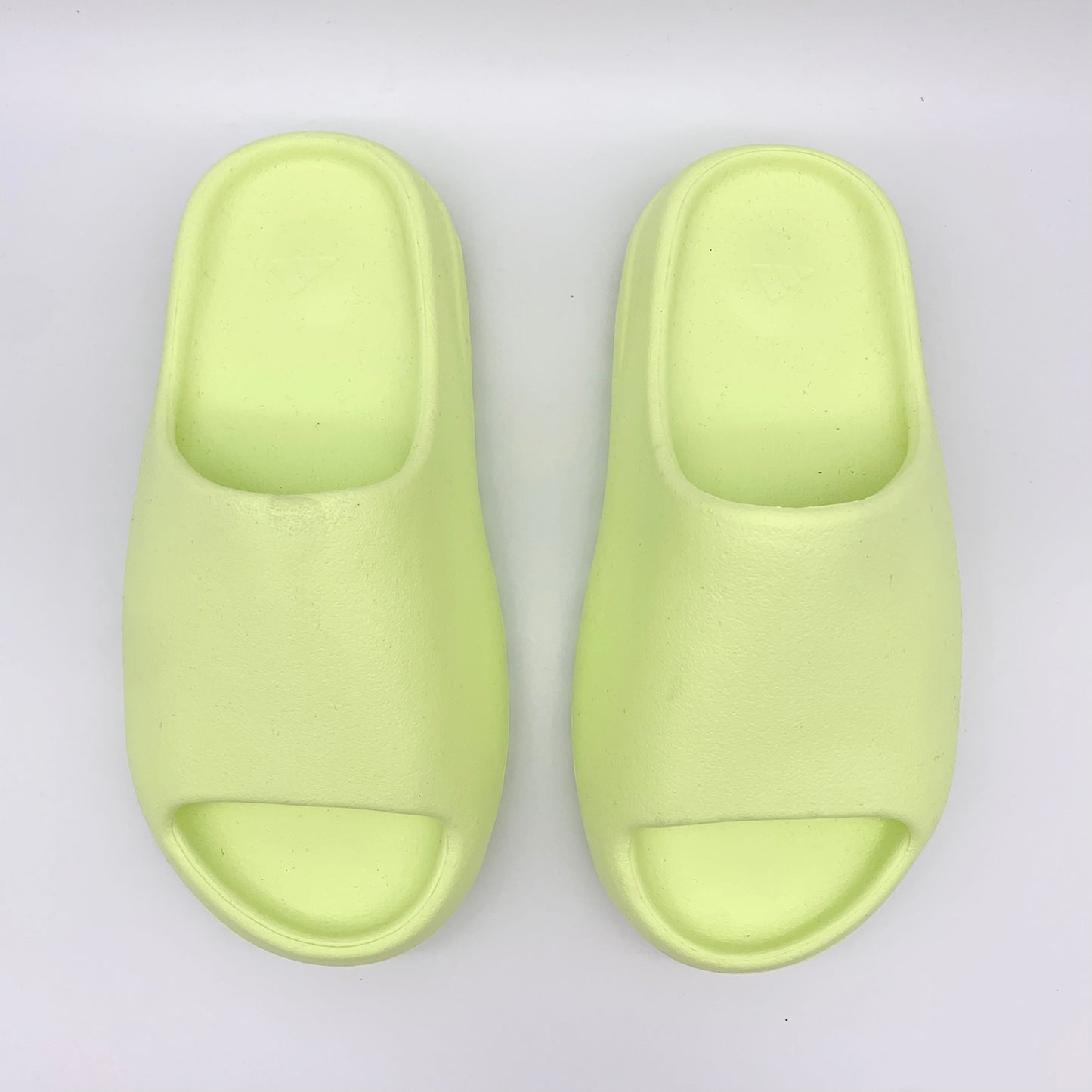 Adidas Yeezy Slide Glow Green – Detailansicht | MW Sneakergoods