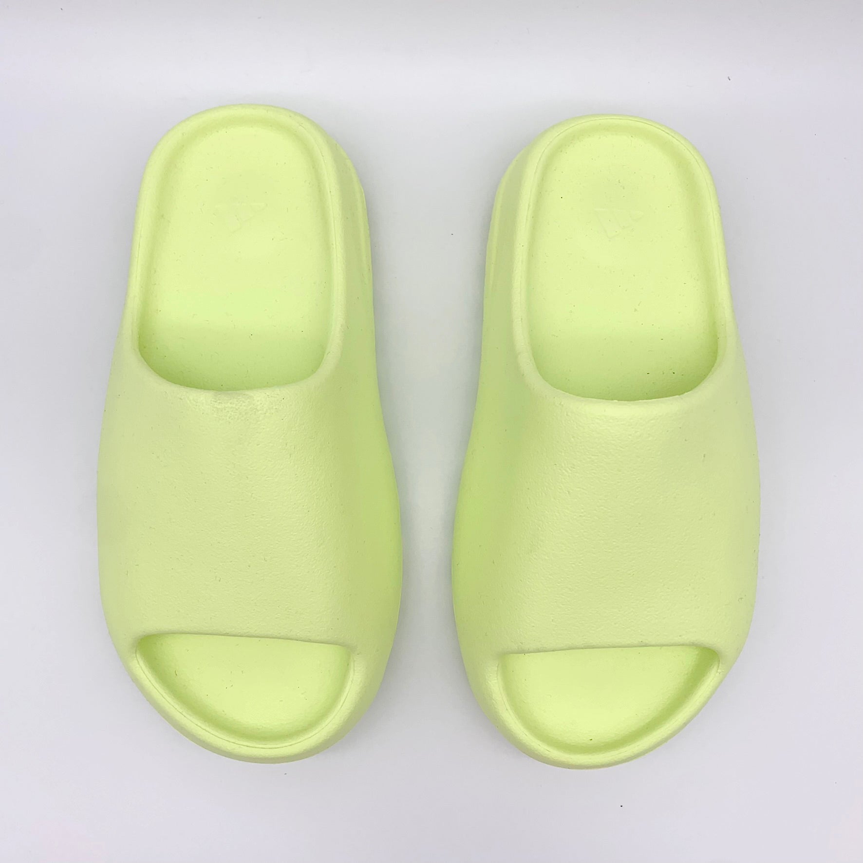 Adidas Yeezy Slide Glow Green – Detailansicht | MW Sneakergoods