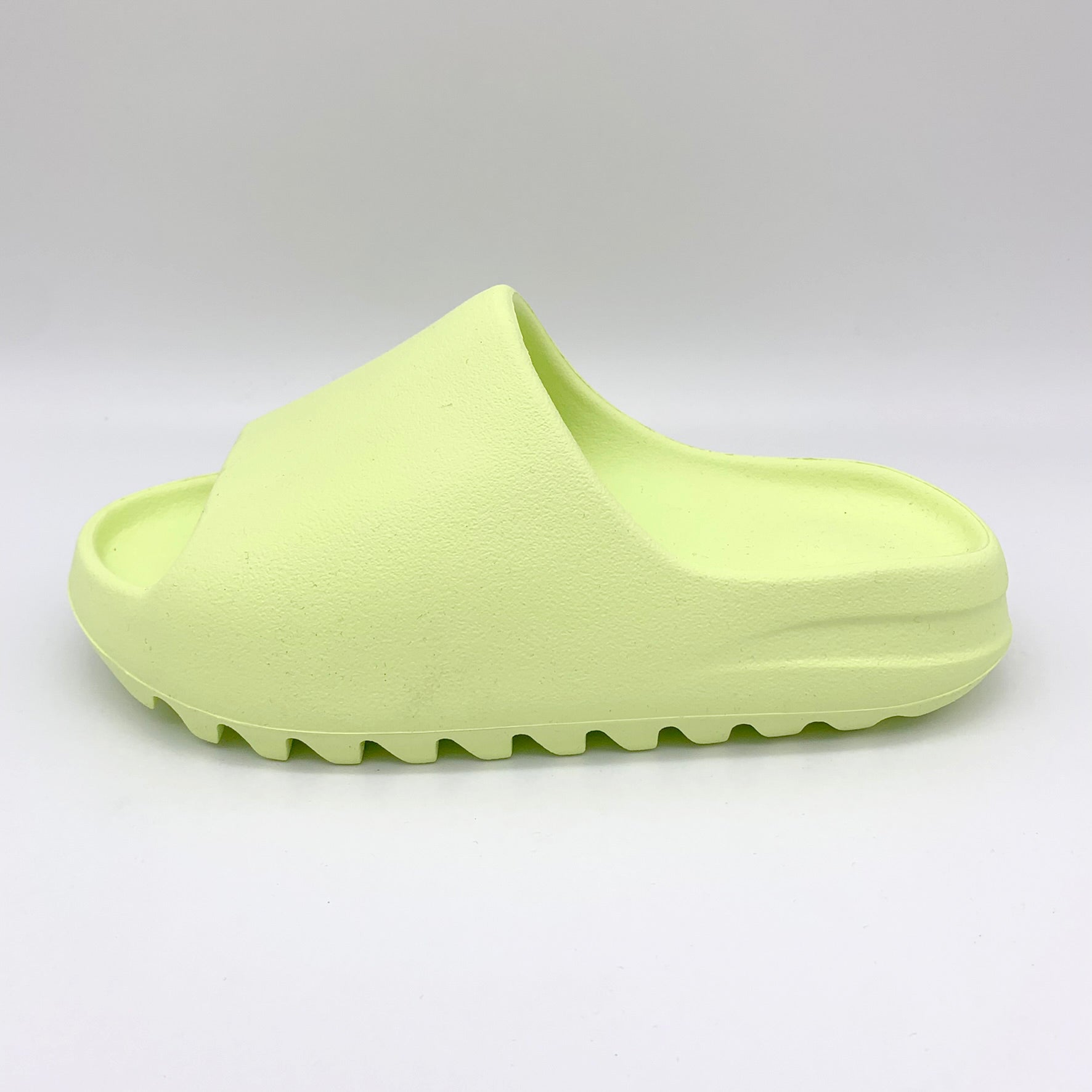 Adidas Yeezy Slide Glow Green – Frontalansicht | MW Sneakergoods