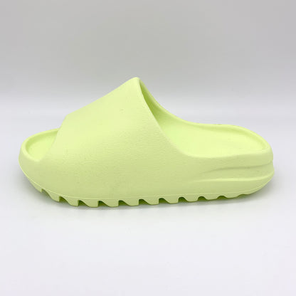 Adidas Yeezy Slide Glow Green – Frontalansicht | MW Sneakergoods