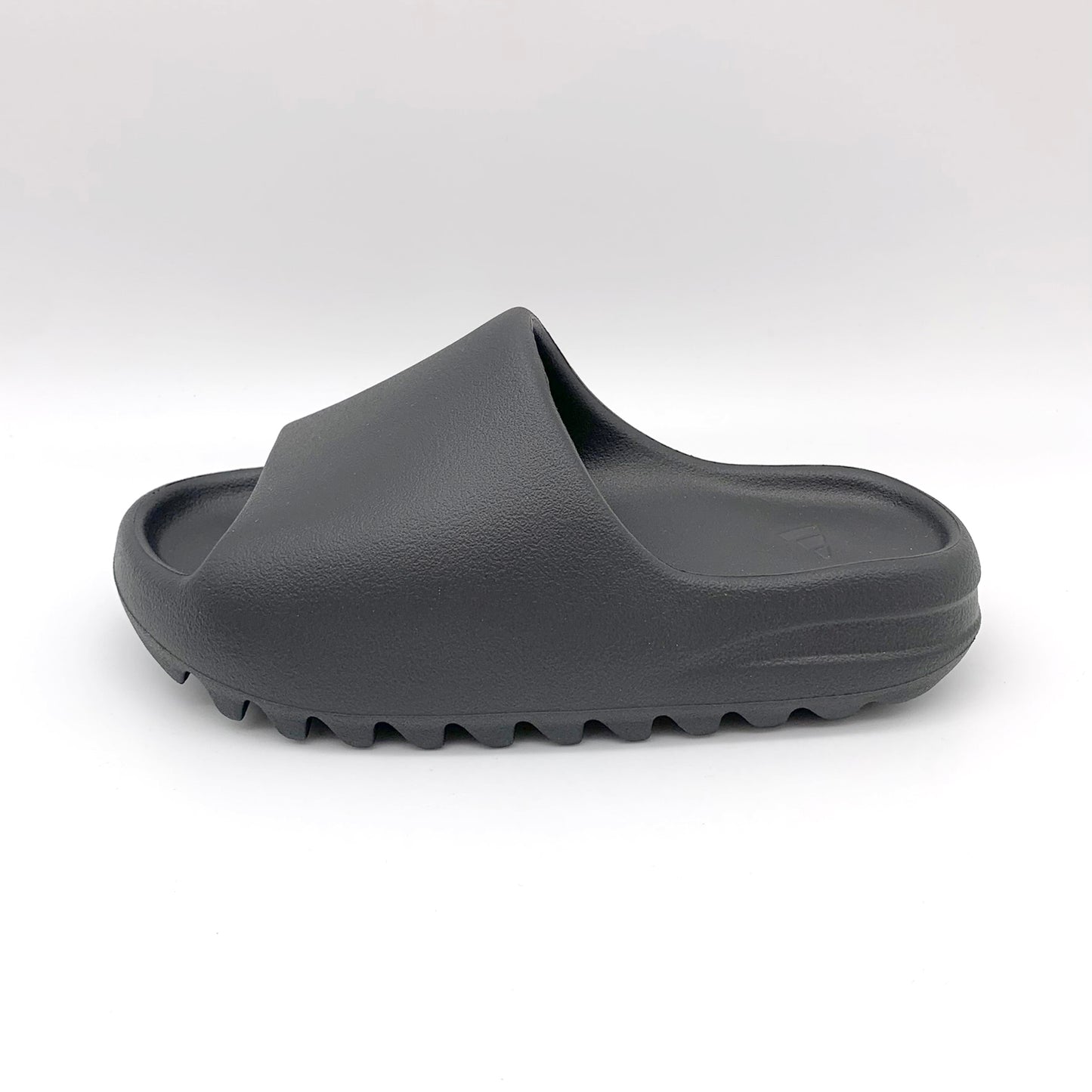 Adidas Yeezy Slide Onyx – Frontalansicht | MW Sneakergoods