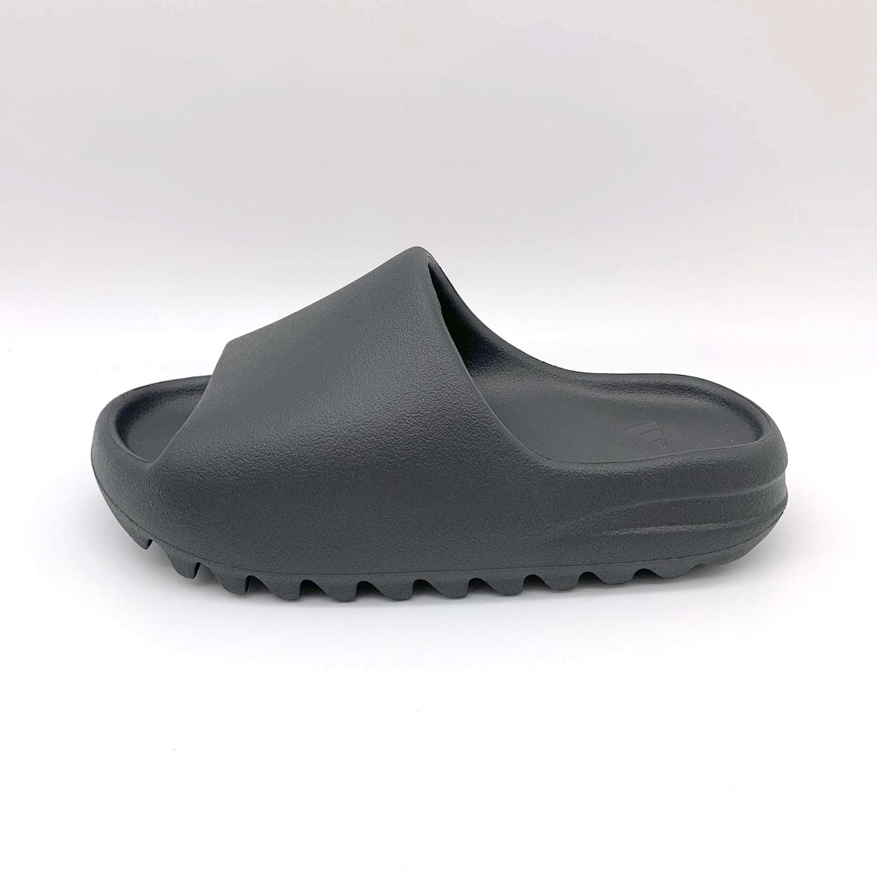 Adidas Yeezy Slide Onyx – Frontalansicht | MW Sneakergoods