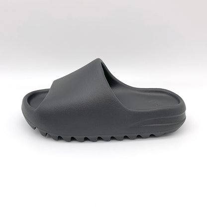 Adidas Yeezy Slide Onyx – Frontalansicht | MW Sneakergoods