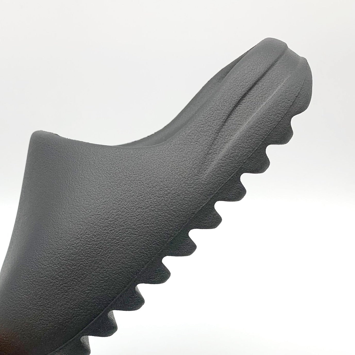 Adidas Yeezy Slide Onyx – Seitenansicht | MW Sneakergoods