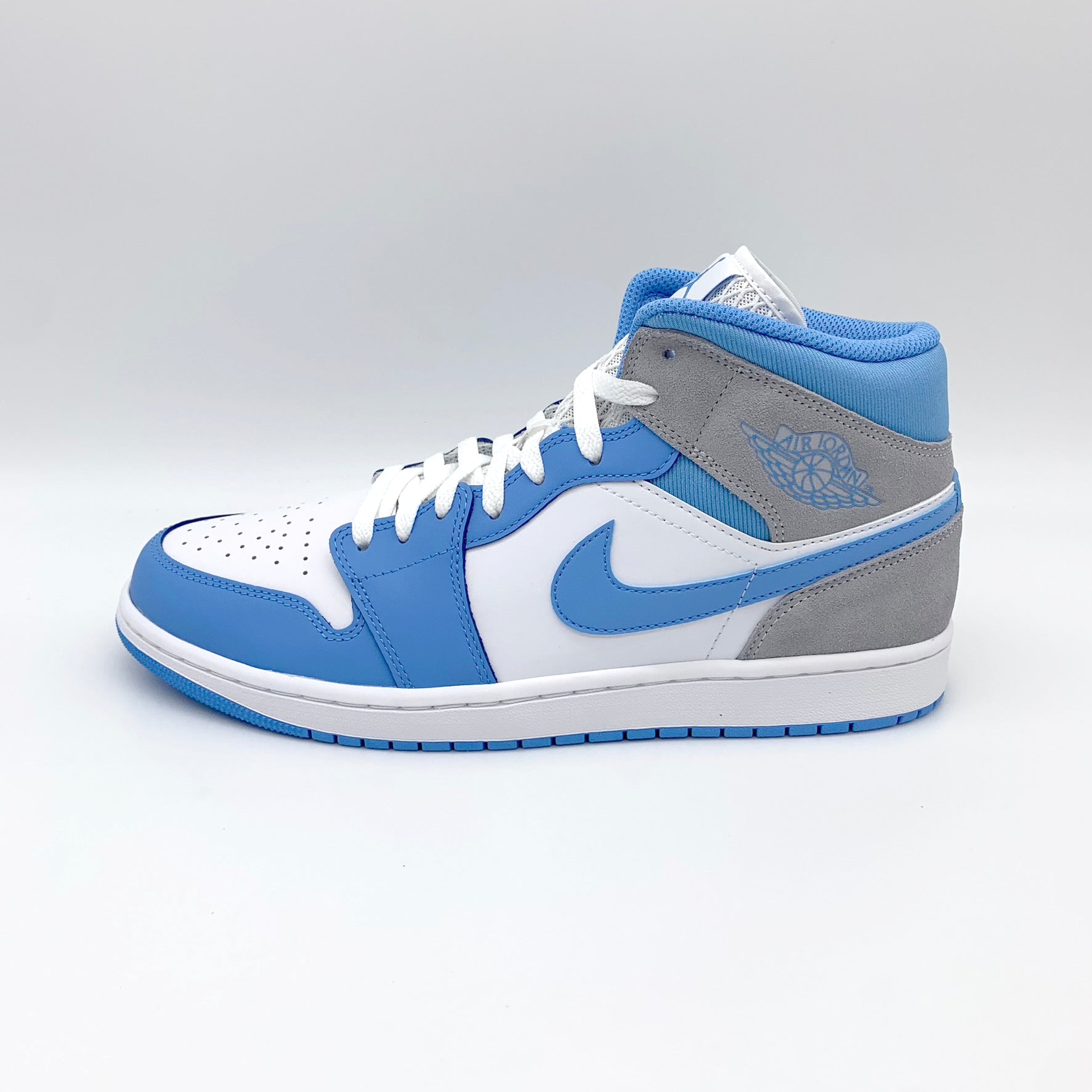 Jordan 1 Mid University Blue Grey – Frontalansicht | MW Sneakergoods