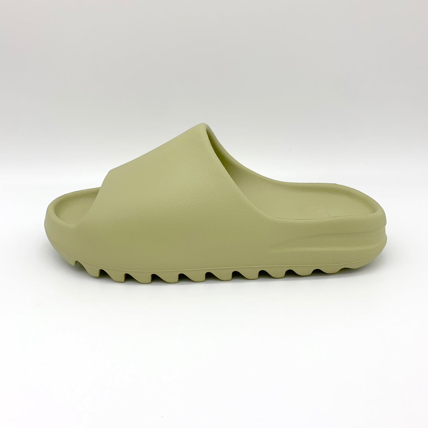 adidas Yeezy Slide Resin – Frontalansicht | MW Sneakergoods