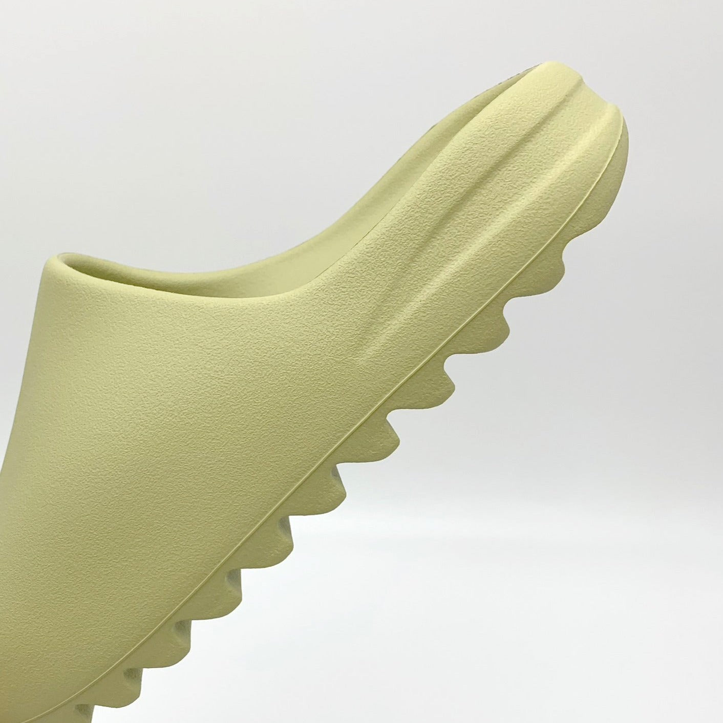 adidas Yeezy Slide Resin – Seitenansicht | MW Sneakergoods