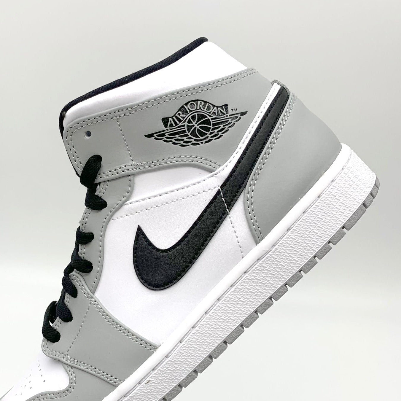 Jordan 1 Mid Light Smoke Grey – Seitenansicht | MW Sneakergoods